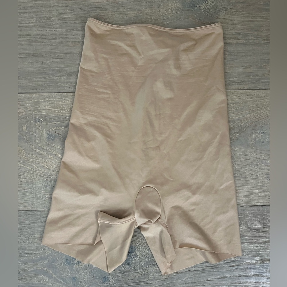 SPANKS Super-smooth Essential Mid-Thigh Short Size Medium